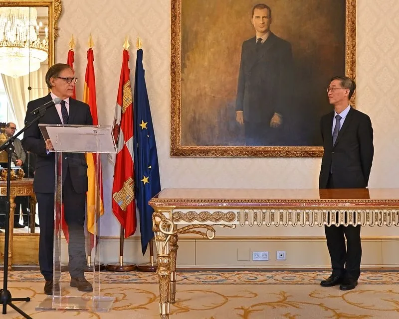 Recepción en el Ayuntamiento de Salamanca al embajador de la República Popular China en España, Yao Jing