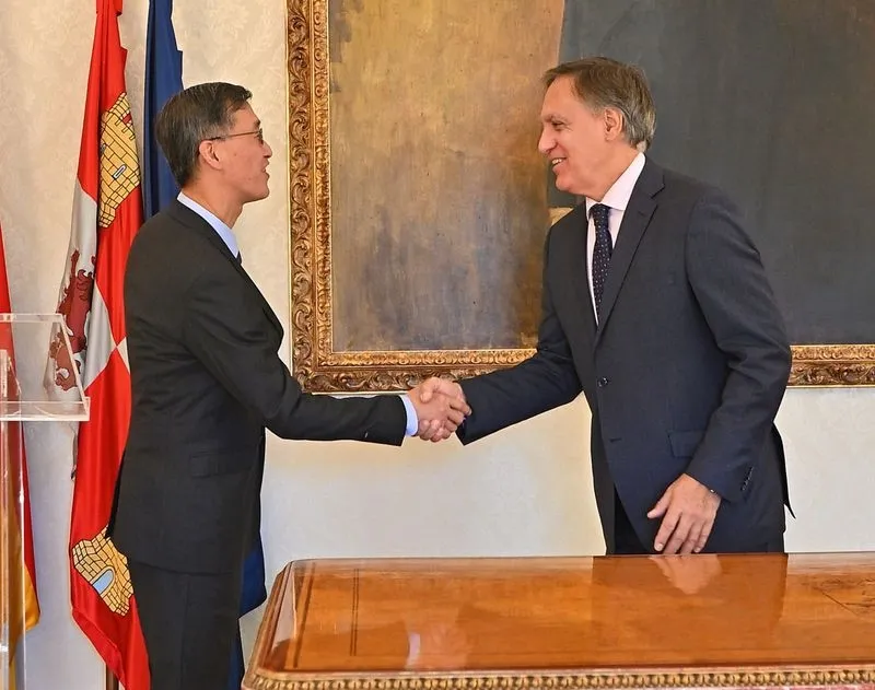 Recepción en el Ayuntamiento de Salamanca al embajador de la República Popular China en España, Yao Jing
