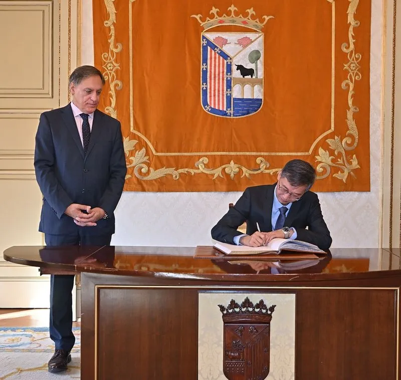 Recepción en el Ayuntamiento de Salamanca al embajador de la República Popular China en España, Yao Jing