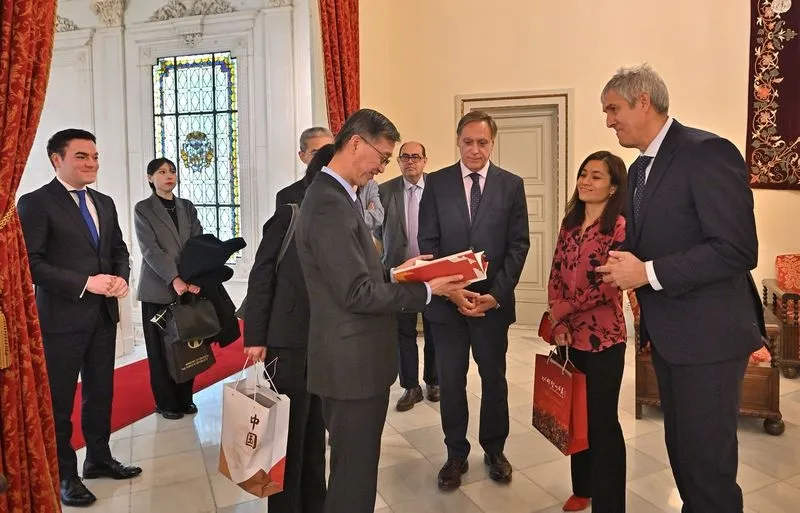 Recepción en el Ayuntamiento de Salamanca al embajador de la República Popular China en España, Yao Jing