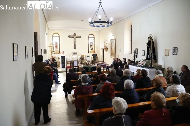 Misa en la capilla del cementerio por la festividad de Todos los Santos. Fotos: David Sañudo