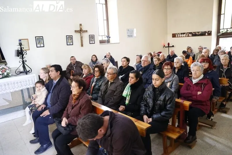 Misa en la capilla del cementerio por la festividad de Todos los Santos. Fotos: David Sañudo