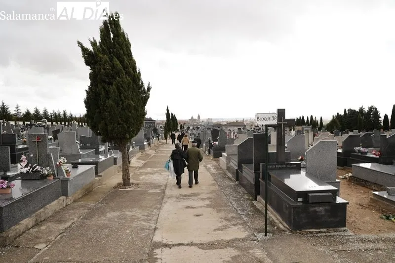 Ambiente en el cementerio y alrededores en la mañana de Todos los Santos. Fotos: David Sañudo
