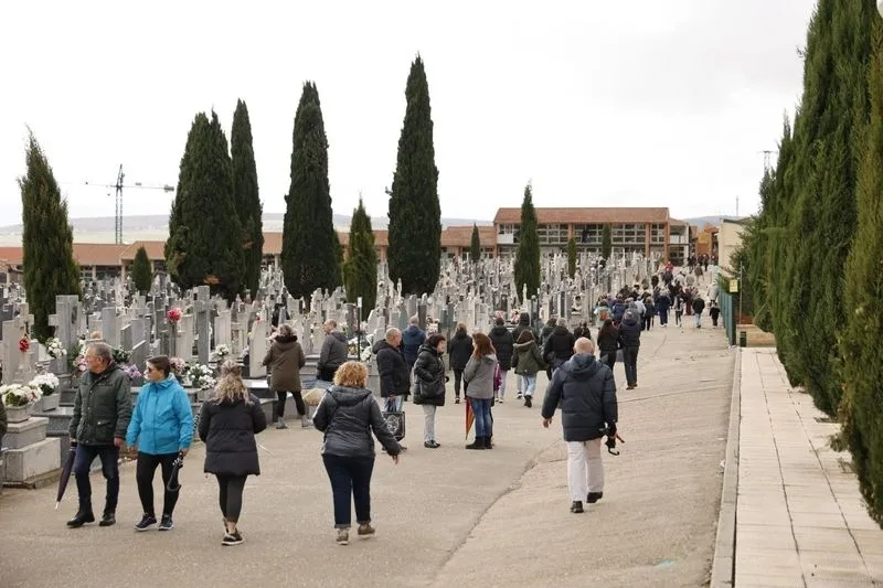 Ambiente en el cementerio y alrededores en la mañana de Todos los Santos. Fotos: David Sañudo