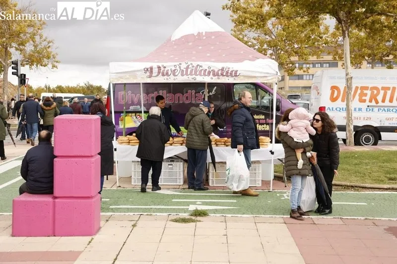 Ambiente en el cementerio y alrededores en la mañana de Todos los Santos. Fotos: David Sañudo