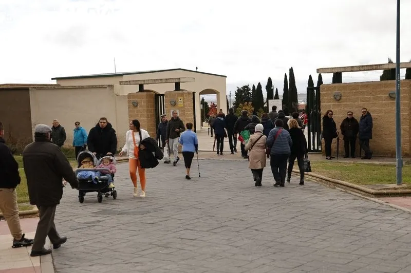 Ambiente en el cementerio y alrededores en la mañana de Todos los Santos. Fotos: David Sañudo