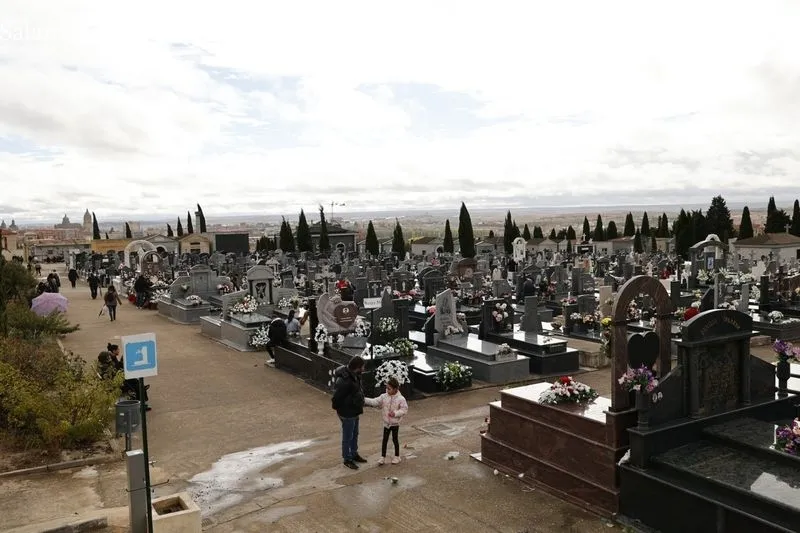 Ambiente en el cementerio y alrededores en la mañana de Todos los Santos. Fotos: David Sañudo