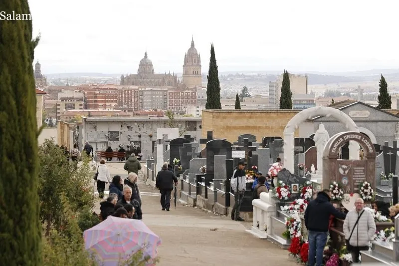 Ambiente en el cementerio y alrededores en la mañana de Todos los Santos. Fotos: David Sañudo