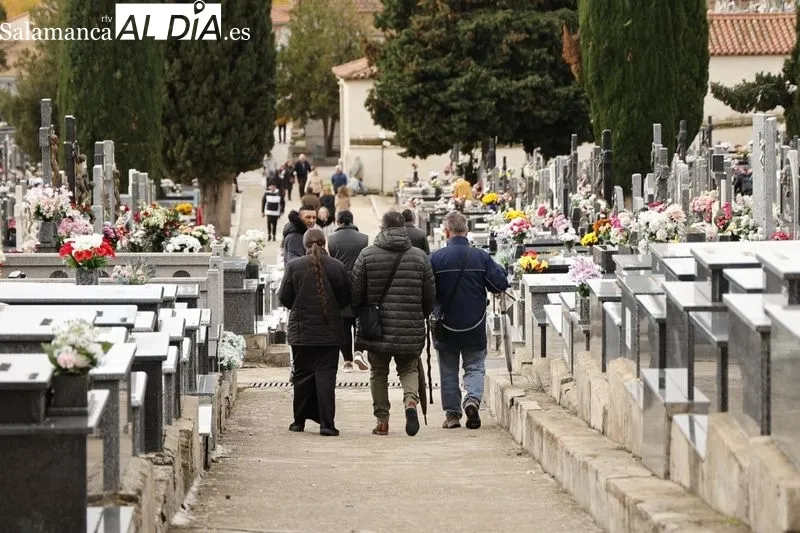 Ambiente en el cementerio y alrededores en la mañana de Todos los Santos. Fotos: David Sañudo