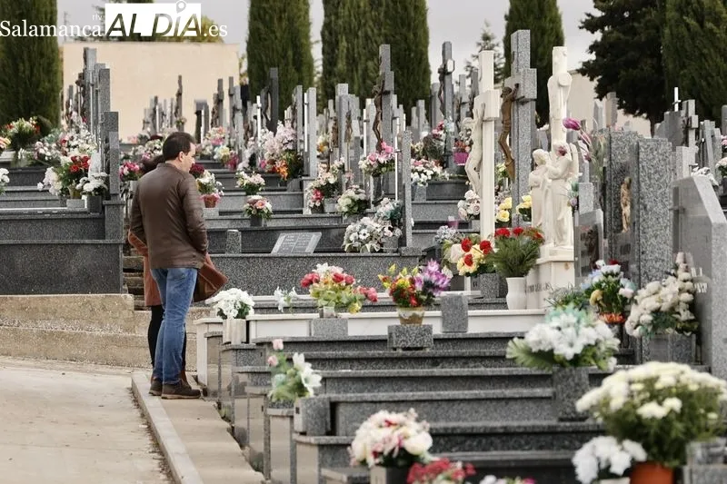 Ambiente en el cementerio y alrededores en la mañana de Todos los Santos. Fotos: David Sañudo