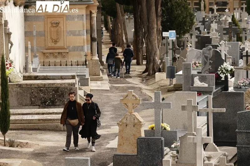 Ambiente en el cementerio y alrededores en la mañana de Todos los Santos. Fotos: David Sañudo