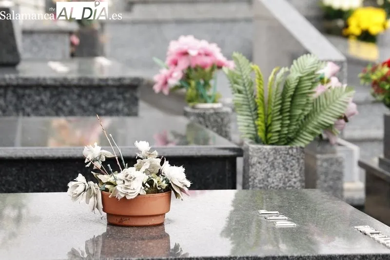 Ambiente en el cementerio y alrededores en la mañana de Todos los Santos. Fotos: David Sañudo