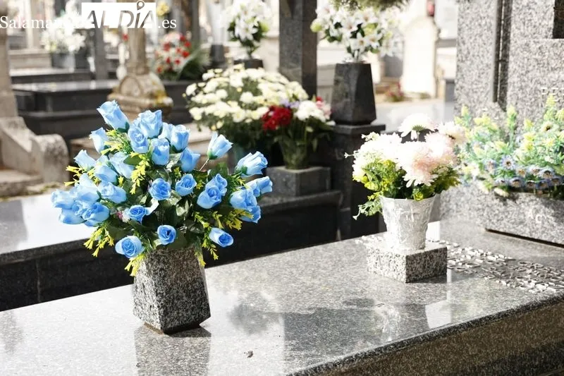 Ambiente en el cementerio y alrededores en la mañana de Todos los Santos. Fotos: David Sañudo