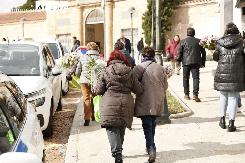 Ambiente en el cementerio y alrededores en la mañana de Todos los Santos. Fotos: David Sañudo