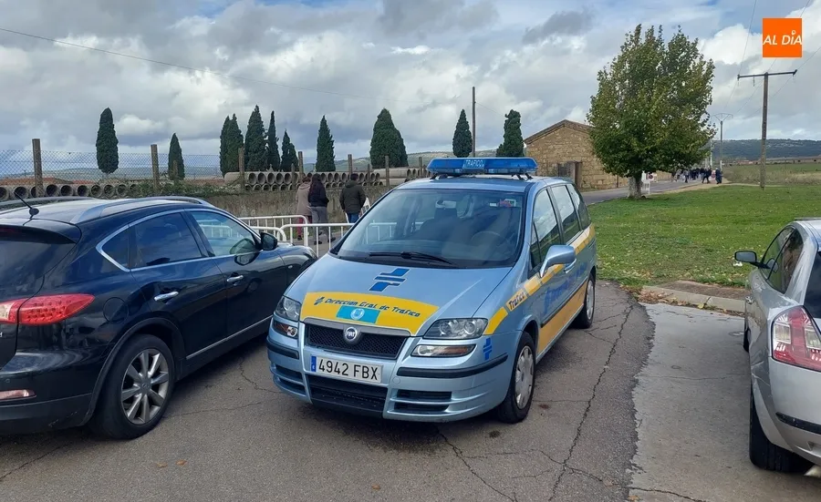 Foto 2 - Los residentes habituales en Mir&oacute;briga y comarca cumplen con la tradici&oacute;n de acercarse a los camposantos