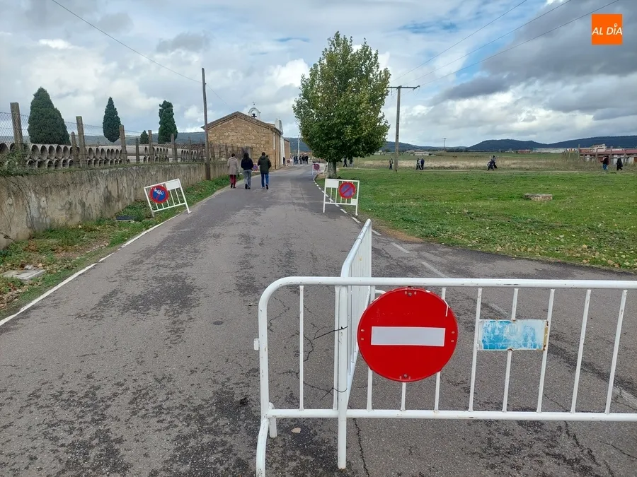 Foto 3 - Los residentes habituales en Mir&oacute;briga y comarca cumplen con la tradici&oacute;n de acercarse a los camposantos