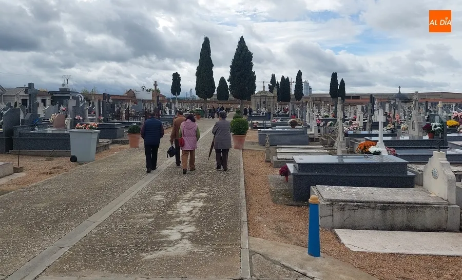 Foto 6 - Los residentes habituales en Mir&oacute;briga y comarca cumplen con la tradici&oacute;n de acercarse a los camposantos
