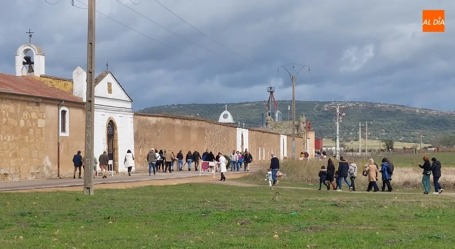 Foto 11 - Los residentes habituales en Mir&oacute;briga y comarca cumplen con la tradici&oacute;n de acercarse a los camposantos