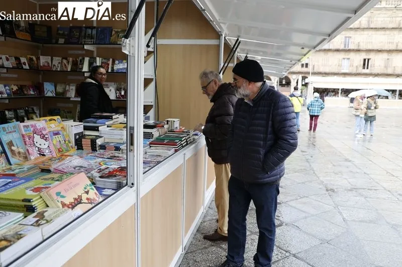 Primer día de la Feria del Libro Antiguo y de Ocasión en la Plaza Mayor de Salamanca. Fotos: David Sañudo