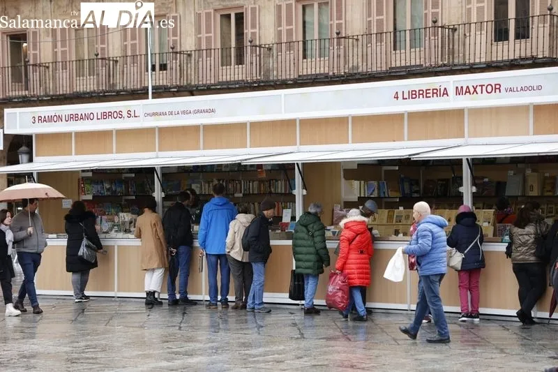Primer día de la Feria del Libro Antiguo y de Ocasión en la Plaza Mayor de Salamanca. Fotos: David Sañudo