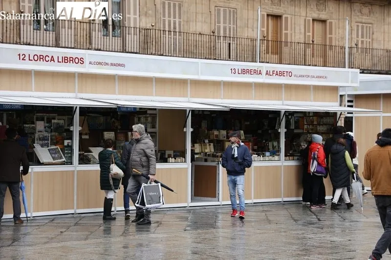 Primer día de la Feria del Libro Antiguo y de Ocasión en la Plaza Mayor de Salamanca. Fotos: David Sañudo