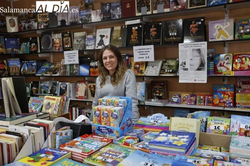 Primer día de la Feria del Libro Antiguo y de Ocasión en la Plaza Mayor de Salamanca. Fotos: David Sañudo