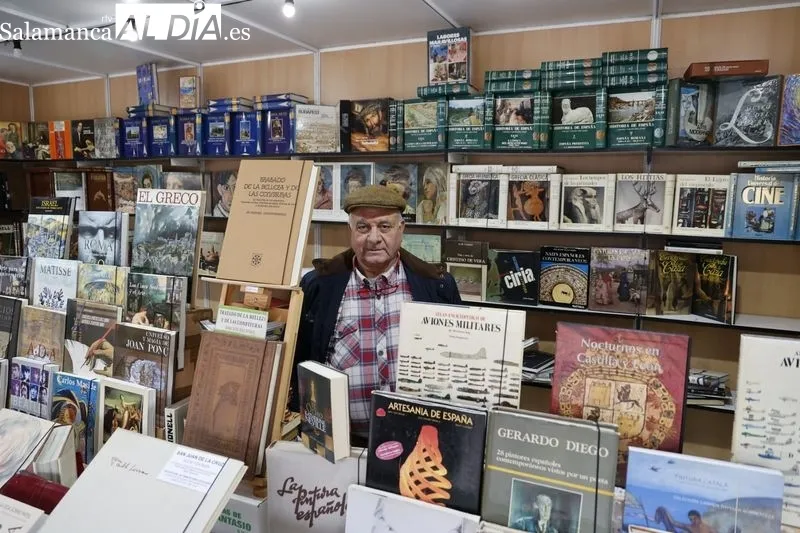 Primer día de la Feria del Libro Antiguo y de Ocasión en la Plaza Mayor de Salamanca. Fotos: David Sañudo