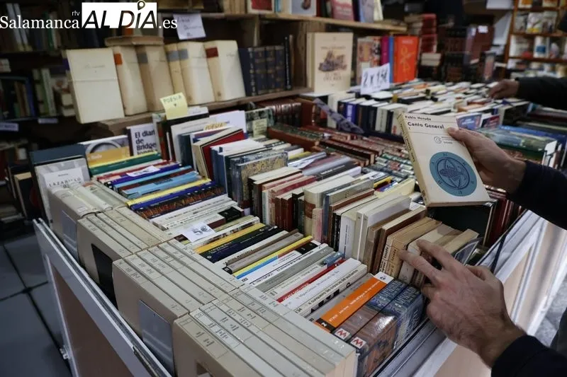 Primer día de la Feria del Libro Antiguo y de Ocasión en la Plaza Mayor de Salamanca. Fotos: David Sañudo