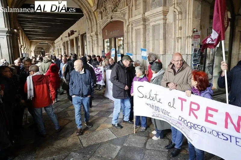 Concentración por la reapertura del tren Ruta de la Plata. Fotos: David Sañudo