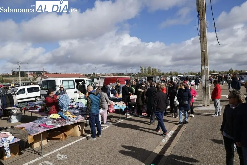 Ambiente en la mañana de este domingo en el Rastro y en la zona de La Aldehuela. Fotos: David Sañudo