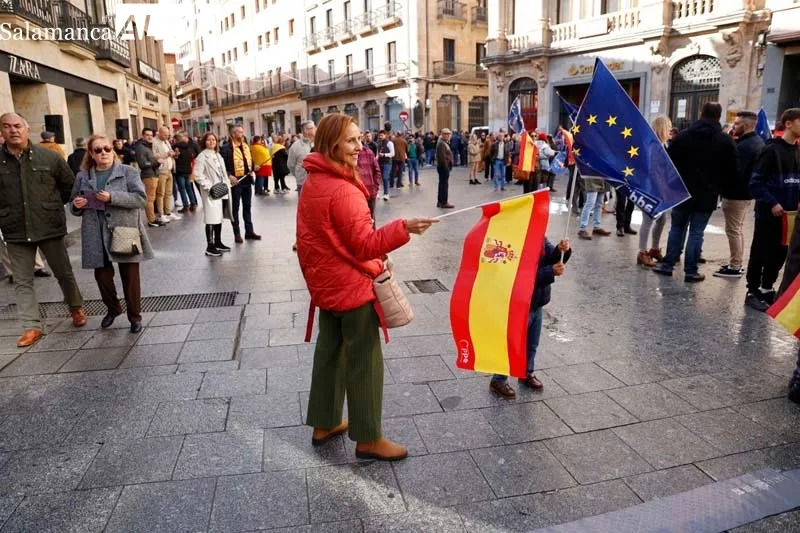 'Esta dictadura la vamos a parar', miles de personas se concentran en Salamanca contra Sánchez y la ley de amnistía | FOTOS: David Sañudo 