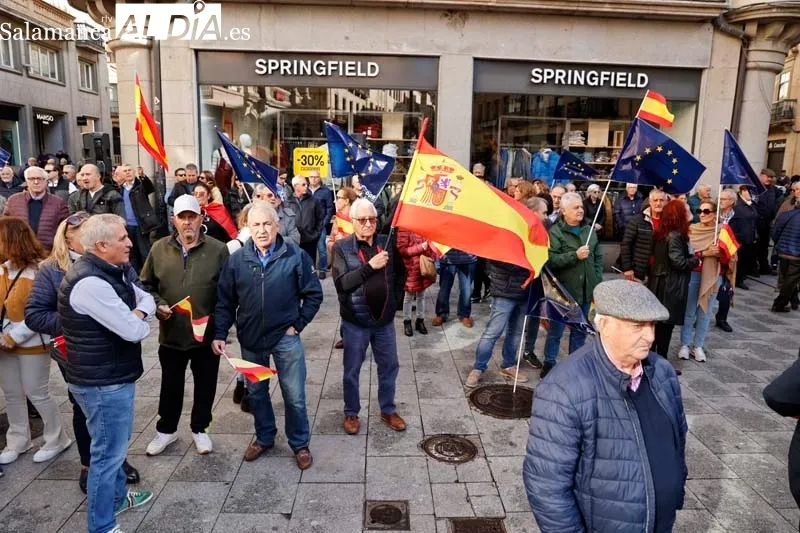 'Esta dictadura la vamos a parar', miles de personas se concentran en Salamanca contra Sánchez y la ley de amnistía | FOTOS: David Sañudo 