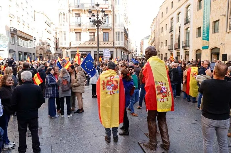 'Esta dictadura la vamos a parar', miles de personas se concentran en Salamanca contra Sánchez y la ley de amnistía | FOTOS: David Sañudo 