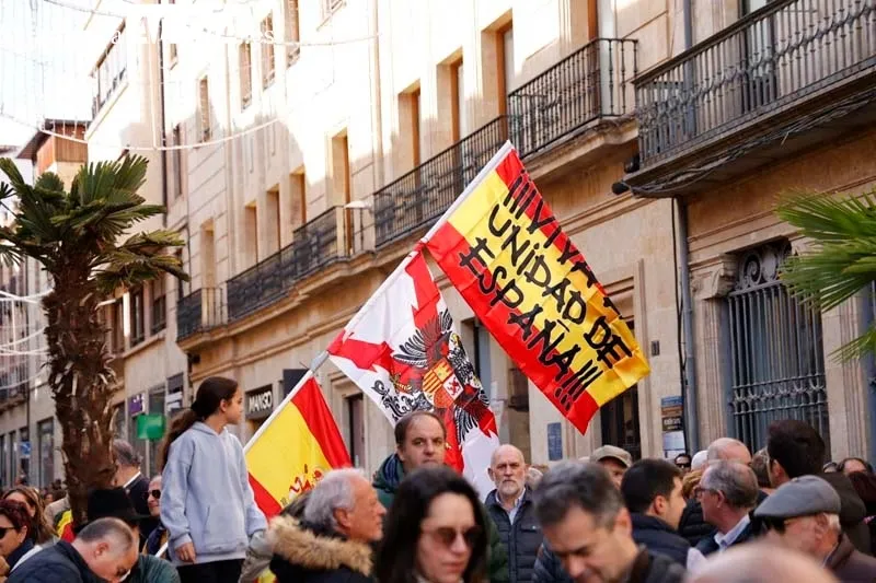 'Esta dictadura la vamos a parar', miles de personas se concentran en Salamanca contra Sánchez y la ley de amnistía | FOTOS: David Sañudo 