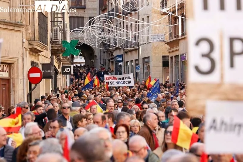 'Esta dictadura la vamos a parar', miles de personas se concentran en Salamanca contra Sánchez y la ley de amnistía | FOTOS: David Sañudo 