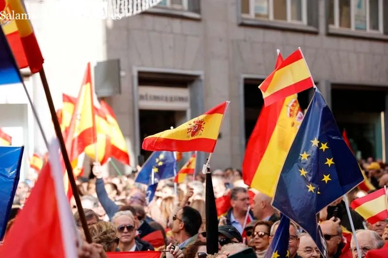 'Esta dictadura la vamos a parar', miles de personas se concentran en Salamanca contra Sánchez y la ley de amnistía | FOTOS: David Sañudo 