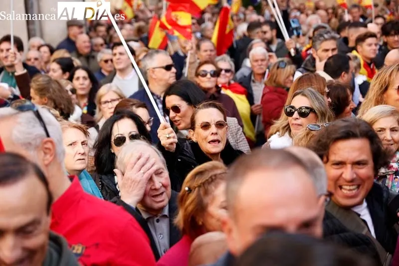 'Esta dictadura la vamos a parar', miles de personas se concentran en Salamanca contra Sánchez y la ley de amnistía | FOTOS: David Sañudo 