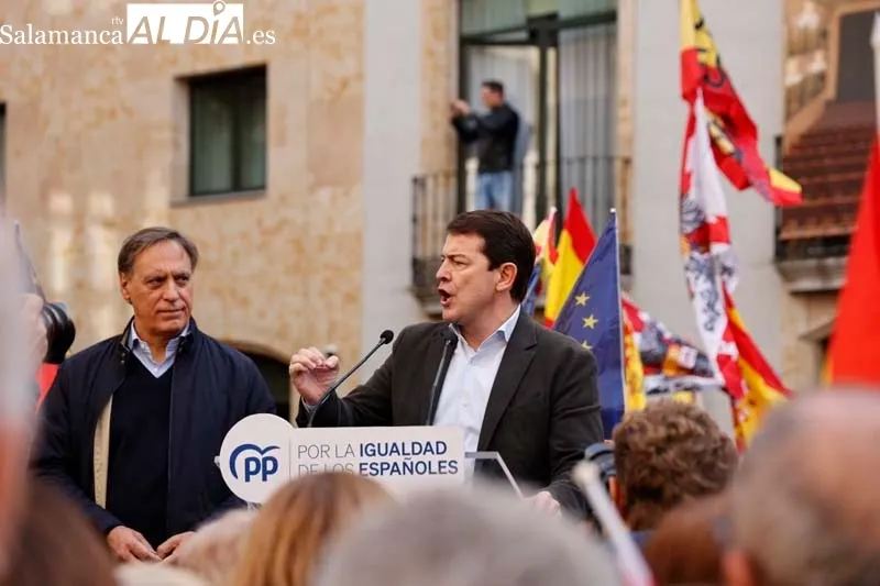 'Esta dictadura la vamos a parar', miles de personas se concentran en Salamanca contra Sánchez y la ley de amnistía | FOTOS: David Sañudo 
