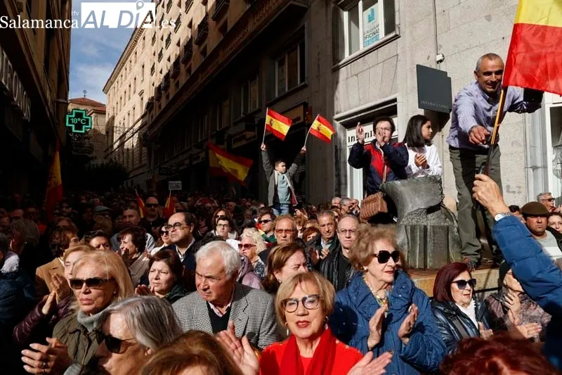 'Esta dictadura la vamos a parar', miles de personas se concentran en Salamanca contra Sánchez y la ley de amnistía | FOTOS: David Sañudo 