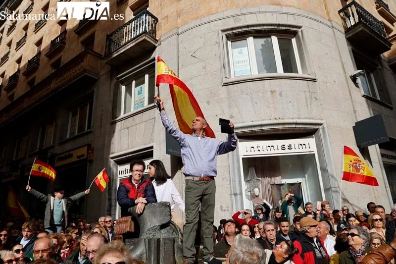'Esta dictadura la vamos a parar', miles de personas se concentran en Salamanca contra Sánchez y la ley de amnistía | FOTOS: David Sañudo 