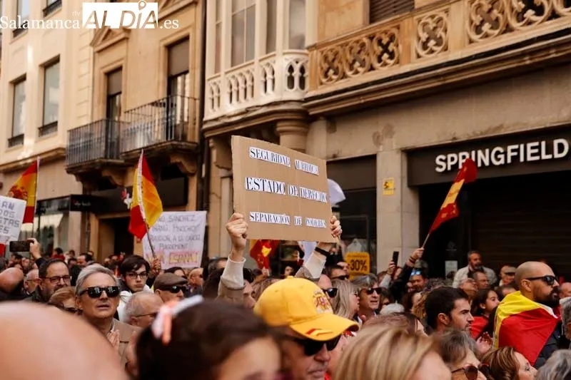 'Esta dictadura la vamos a parar', miles de personas se concentran en Salamanca contra Sánchez y la ley de amnistía | FOTOS: David Sañudo 