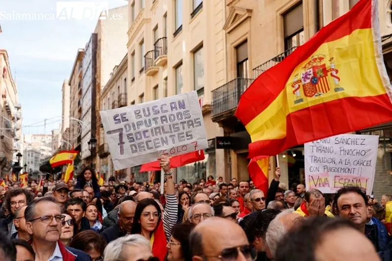 'Esta dictadura la vamos a parar', miles de personas se concentran en Salamanca contra Sánchez y la ley de amnistía | FOTOS: David Sañudo 