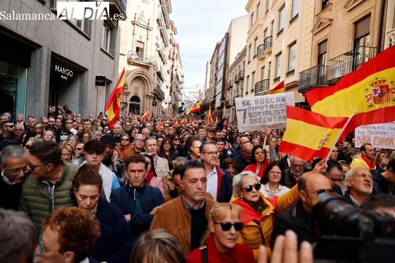 'Esta dictadura la vamos a parar', miles de personas se concentran en Salamanca contra Sánchez y la ley de amnistía | FOTOS: David Sañudo 