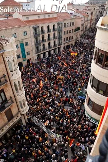 'Esta dictadura la vamos a parar', miles de personas se concentran en Salamanca contra Sánchez y la ley de amnistía | FOTOS: David Sañudo 