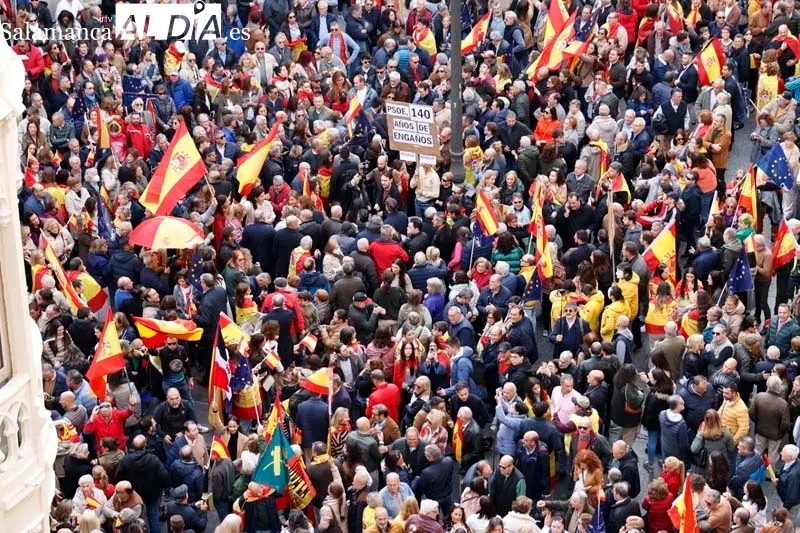 'Esta dictadura la vamos a parar', miles de personas se concentran en Salamanca contra Sánchez y la ley de amnistía | FOTOS: David Sañudo 