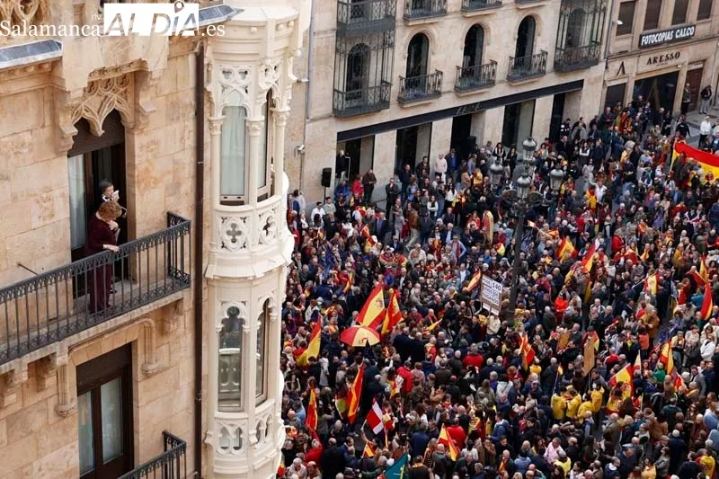 'Esta dictadura la vamos a parar', miles de personas se concentran en Salamanca contra Sánchez y la ley de amnistía | FOTOS: David Sañudo 