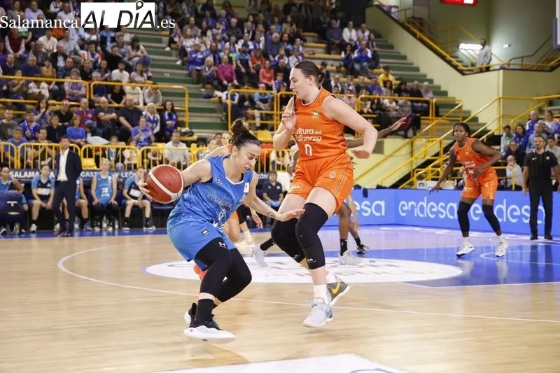 Foto 3 - Kon&eacute; sale investida de W&uuml;rzburg como nueva 'reina' del Perfumer&iacute;as Avenida en un gran triunfo ante el Valencia Basket (71-56)