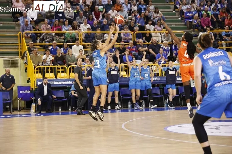 Foto 4 - Kon&eacute; sale investida de W&uuml;rzburg como nueva 'reina' del Perfumer&iacute;as Avenida en un gran triunfo ante el Valencia Basket (71-56)