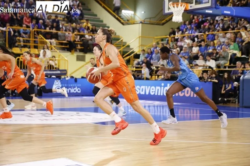 Foto 5 - Kon&eacute; sale investida de W&uuml;rzburg como nueva 'reina' del Perfumer&iacute;as Avenida en un gran triunfo ante el Valencia Basket (71-56)