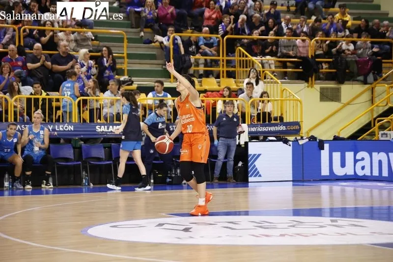 Foto 6 - Kon&eacute; sale investida de W&uuml;rzburg como nueva 'reina' del Perfumer&iacute;as Avenida en un gran triunfo ante el Valencia Basket (71-56)